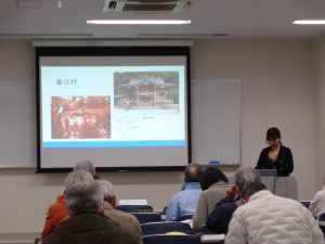 春日市民図書館